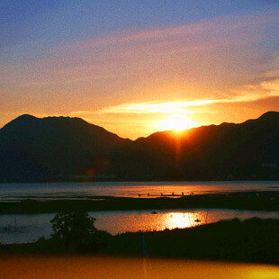湖畔壮丽日落美景