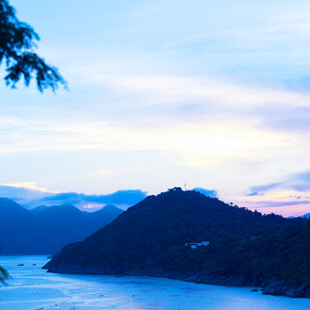 湖畔山峦暮色美景