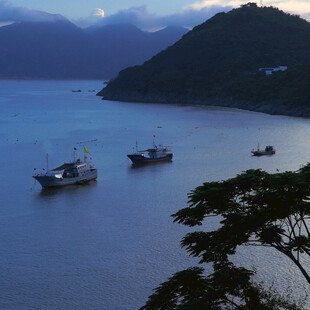 海上船只与远山美景