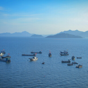海上船只与远处山峦景观