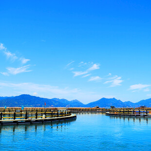 湖畔码头美景