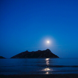 月夜下的海岛与波光
