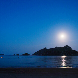 月夜下的海边与远山美景