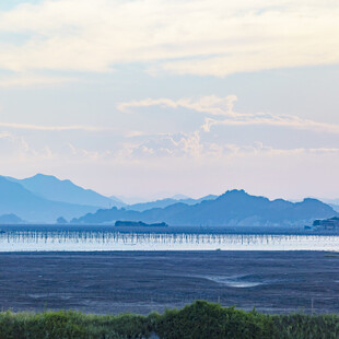 海边远山风景图
