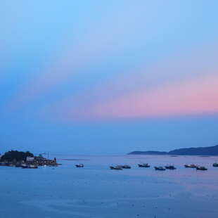 海边暮色中的宁静港湾
