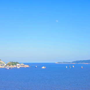 碧海蓝天中的宁静海岛风光