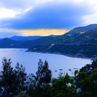 湖畔山峦美景