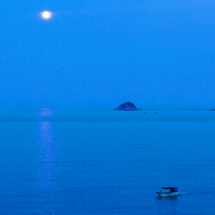 月夜海面孤舟