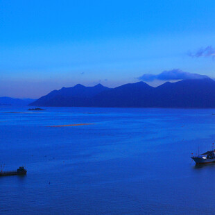 宁静海面与远处山峦景色