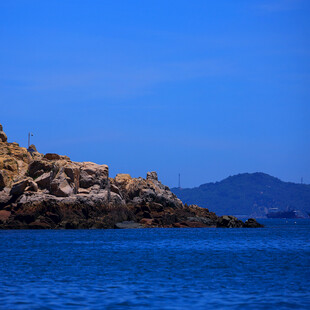 海边嶙峋礁石与湛蓝海水