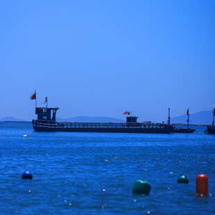 海上货船与多彩浮标