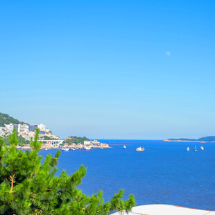 碧海蓝天旁的海岸风光