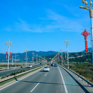 宽阔公路上的行驶车辆