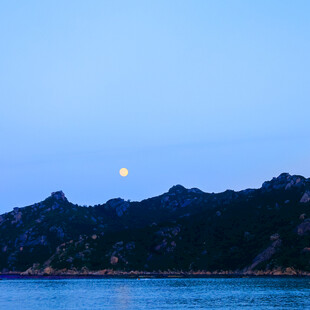 月夜下的山海静谧美景