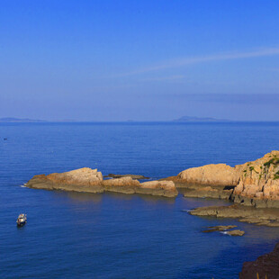 海边礁石与宁静海面