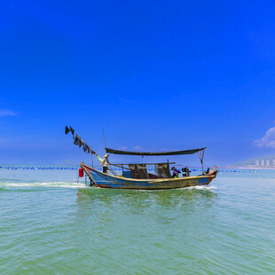 海上渔船悠然漂浮