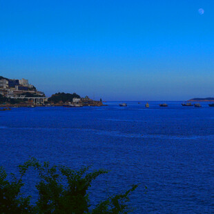 蓝色海滨夜景