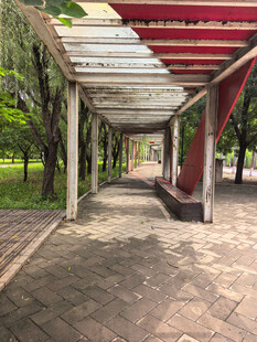 公园木质廊架下的宁静步道