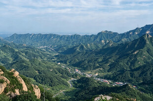 壮丽山峦景观