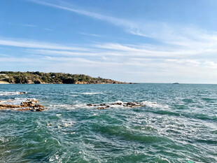 海边风光碧波蓝天与岸石