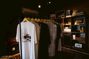 时尚服饰店内陈列展示