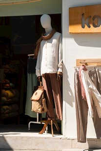 时尚服装店外的模特展示