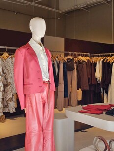 粉色套装展示于时尚服装店
