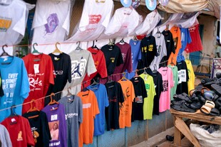 多彩服饰摊位展示