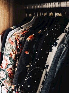 多样印花服饰挂架展示