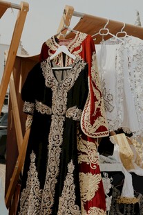 传统精美服饰挂于木架上