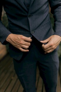 男士整理深蓝色西装