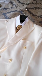 白色精致西服