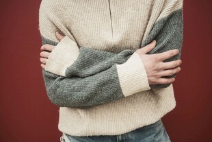 穿着拼接毛衣的抱臂人物