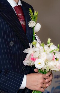 男士手持优雅白色花束