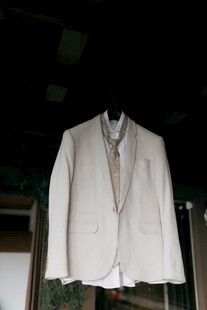 米色西装外套挂于室内