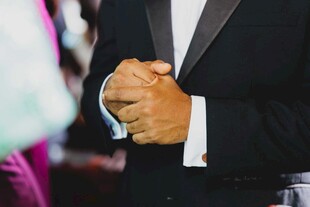 男士正装手部特写