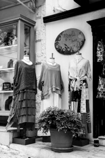 复古服装店橱窗展示