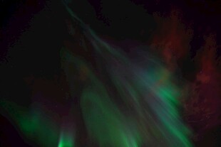 夜空中绚烂的绿色极光