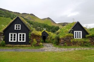 冰岛草皮屋顶的黑色小屋