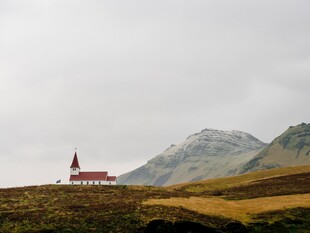 山间红顶小屋静谧美景