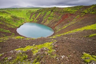 冰岛火山口的美丽湖泊