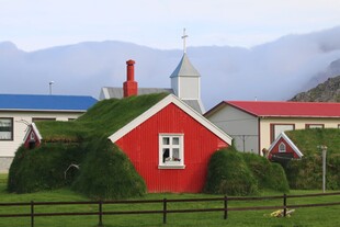 红顶草皮小屋的乡村景致
