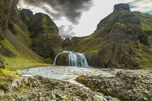 山间瀑布美景