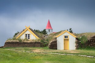 冰岛草皮屋顶小屋景观