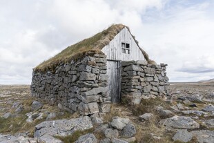 石砌小屋顶覆绿苔