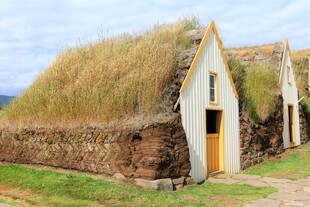 草顶小屋田园静谧景致