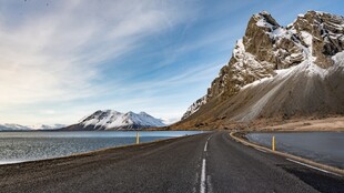 公路延伸至雪山湖泊旁