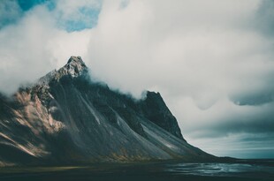 云雾缭绕的壮丽山峰