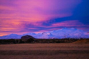 壮丽晚霞下的雪山美景