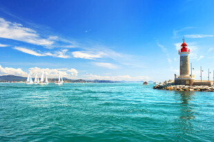 海边灯塔与碧蓝海水美景